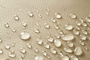 Produktfotografie - Helles Leder mit Wassertropfen.