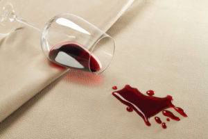 Produktfotografie - Helles Leder mit Rotwein.